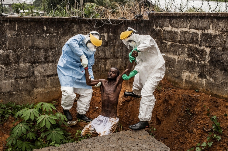 I nagroda w kategorii “General News”, Freetown, Sierra Leone. Reportaże.

Załoga Hastings Ebola Treatment Center chwyta zarażonego wirusem uciekiniera, któy usiłował przedostać się przez mur otaczający placówkę. Bohater zdjęcia zmarł niedługo po jego wykonaniu.

Fot. Pete Muller, USA, Prime dla National Geographic i Washington Post